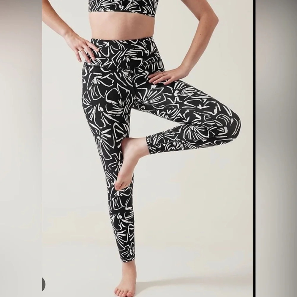 Athleta Elation Textured 7/8 Tight Legging Size Large UPF 50+ Protection Pull On